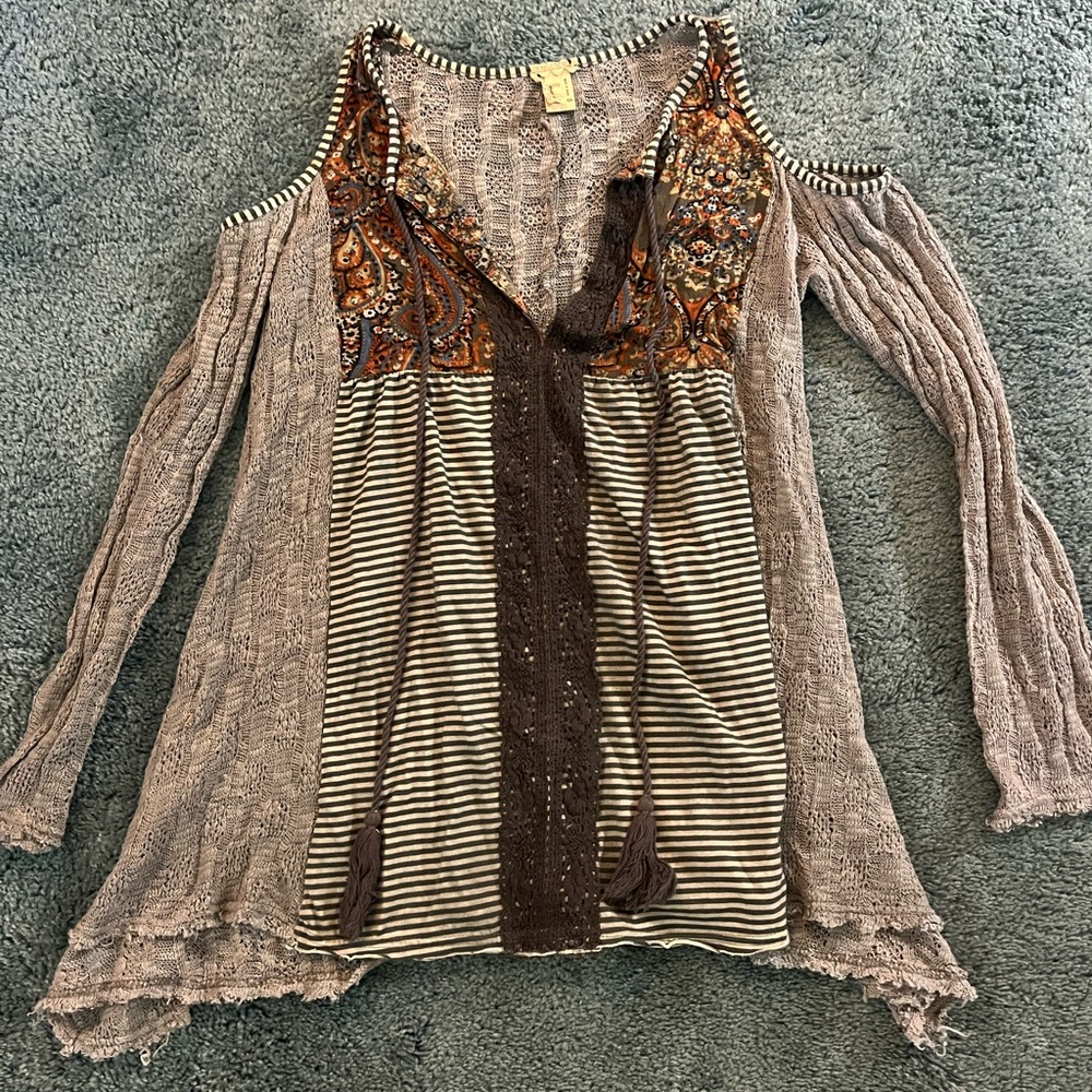 Gimmicks cold shoulder top